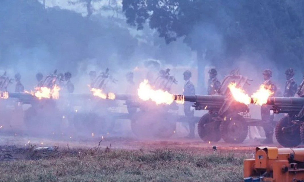 ৩১ বার তোপধ্বনির মাধ্যমে বীর শহীদদের প্রতি গান স্যালুট প্রদর্শন সেনাবাহিনীর